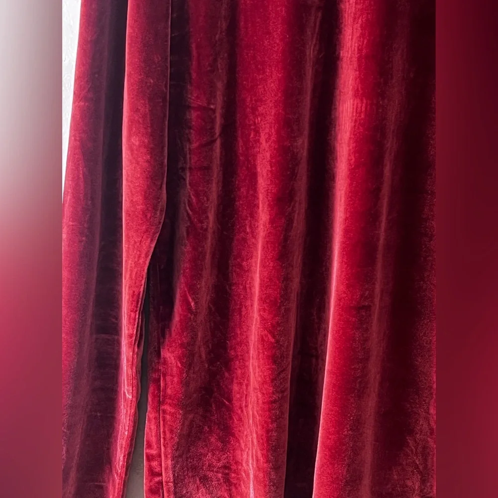 ASOS DESIGN muscle long sleeve t-shirt in burgundy velour with turtleneck - Picture 6 of 16